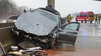 Fahrer (24) und Beifahrer (22) überstanden den Unfall mit leichten Verletzungen.