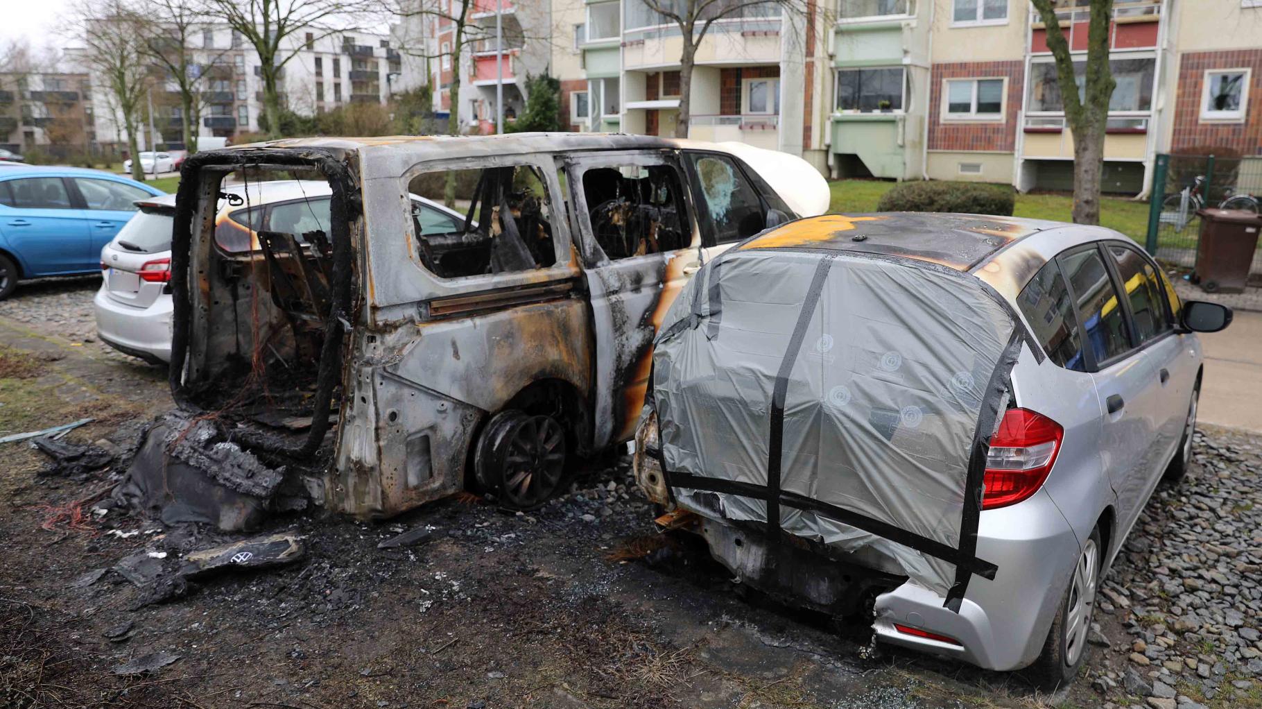 Drei Fahrzeuge zerstört und beschädigt: Unbekannte zünden in Rostock Transporter an