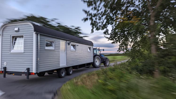 Transport eines Tiny-Hauses in Südtondern.