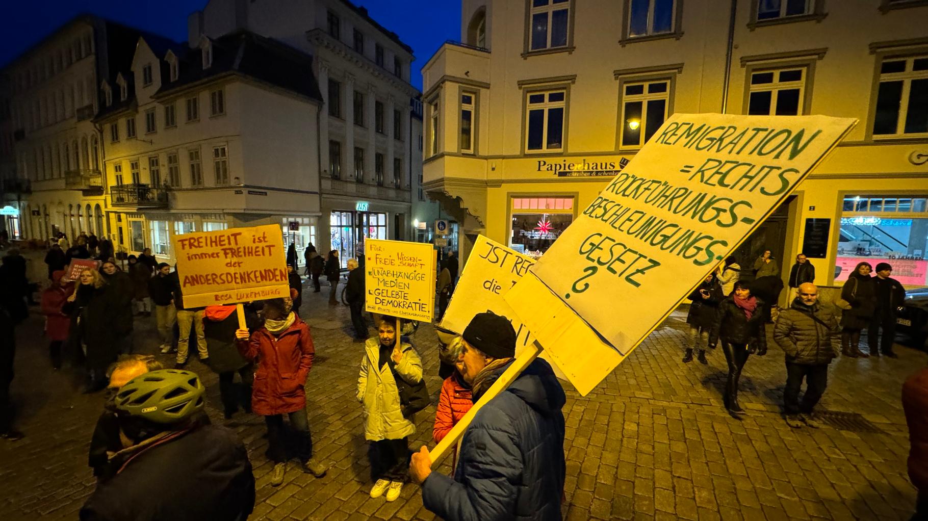 „Das Land gehört uns allen“: Demo gegen rechts in Schwerin mit Manuela Schwesig