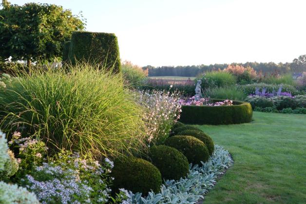 Katrin Iskam von „Katrins Garten“ liest in Melle Humor im Garten