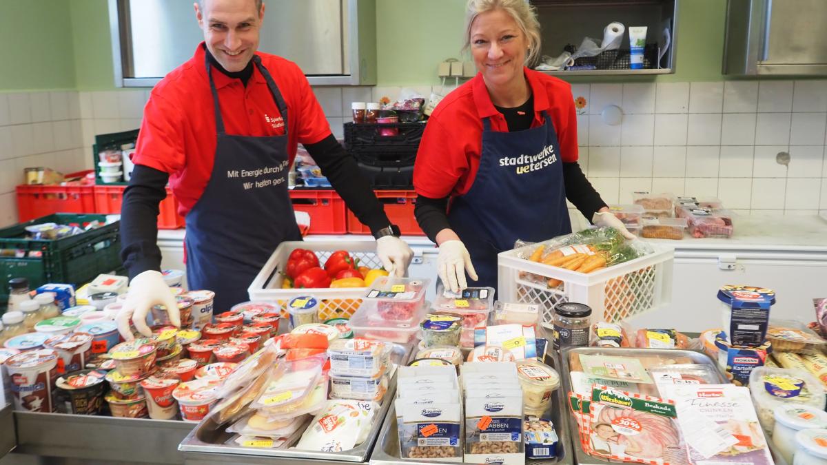 Sparkasse hilft der Tafel in Uetersen 6000 Euro und Mitarbeit