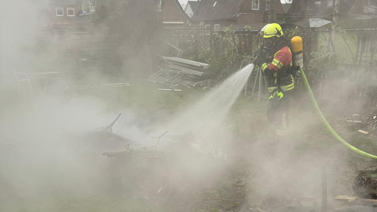 Rendsburger verbrennt illegal Holz im Garten Strafanzeige