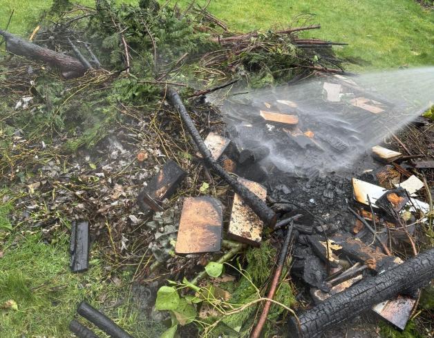 Rendsburger verbrennt illegal Holz im Garten Strafanzeige