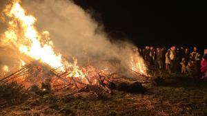 Der imposante Biikehaufen brannte innerhalb kürzester Zeit – circa 20 Minuten – zu einem flacheren Feuer nieder.