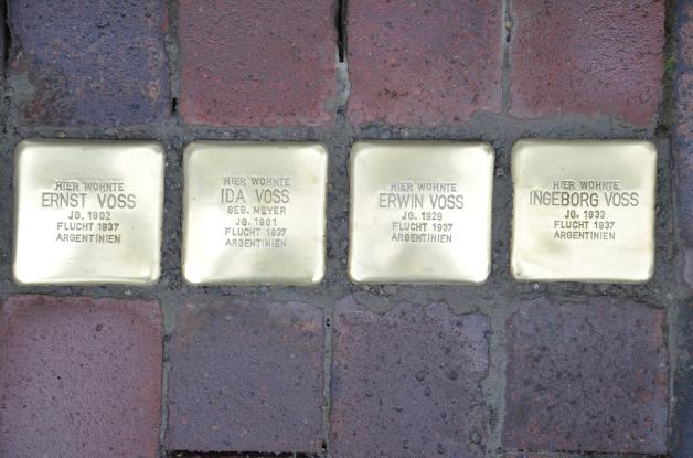 Stolpersteine erinnern in Bramsche jetzt an jüdische Familie Voss | NOZ