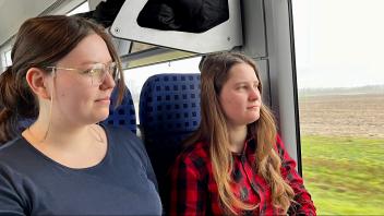zwei junge Frauen in einem Zug