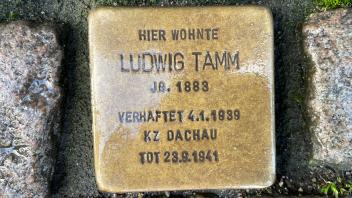 Der Stolperstein erinnert an Ludwig Carl Tamm, der 1941 im Konzentrationslager Dachau in Nazi-Haft ums Leben kam.