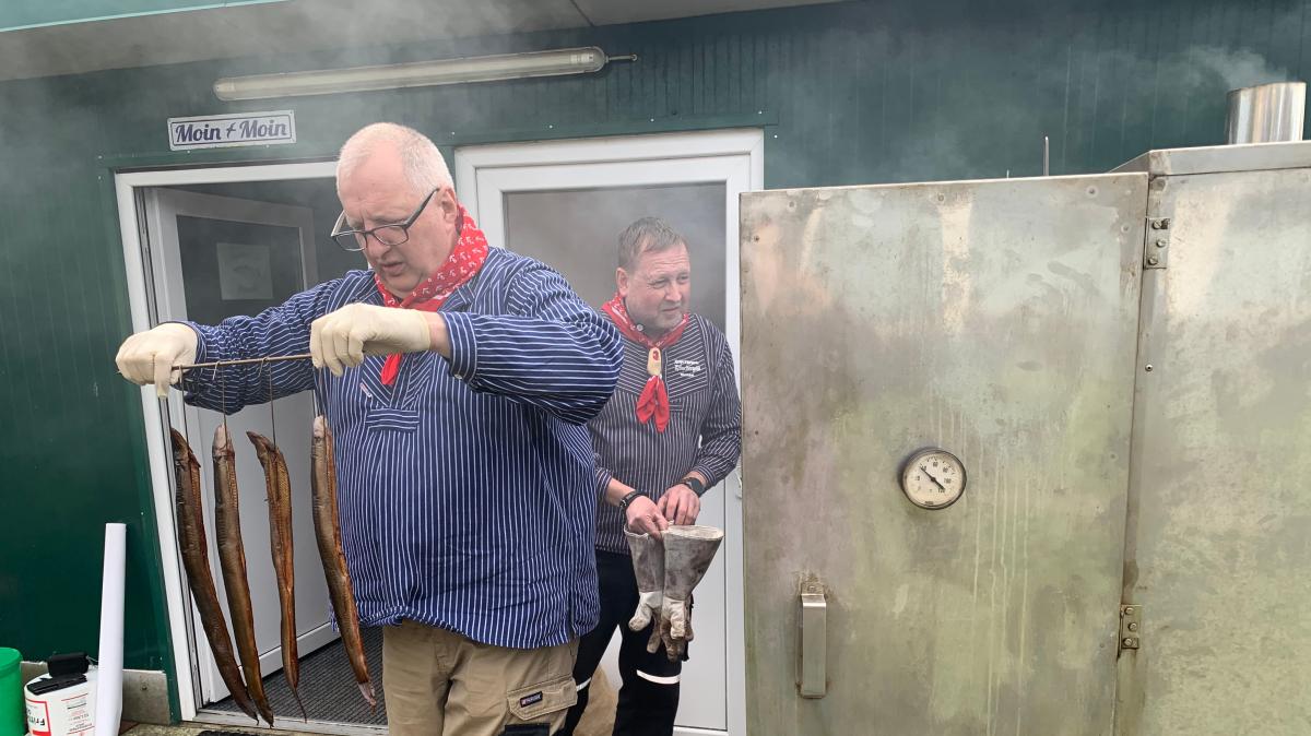 Hobby mit Forelle und Aal: Wie man im Emsland Fisch räuchert