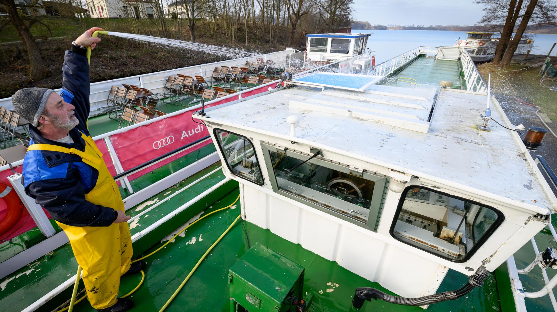 Prosecco-Sause zum Frauentag: Weiße Flotte sticht in Schwerin in See