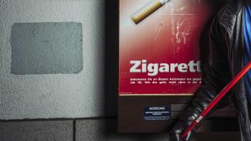 Zwei Unbekannte versuchten in Büchen einen Zigarettenautomaten aufzubrechen.