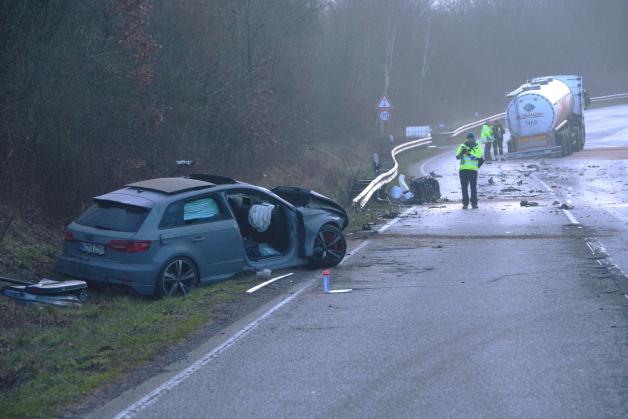 Motor Riss Schwerer Unfall in Barsbüttel: Pkw rammt Tanklaster