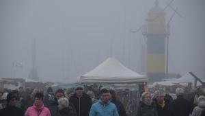 Zeitweise war kaum etwas zu erkennen an der Schiffbrücke – so dicht war der Nebel.