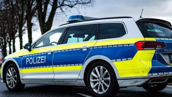 Melle, Deutschland 26. Januar 2023: Ein Einsatzfahrzeug, Streifenwagen, der Polizei steht mit Blaulicht und dem Schriftz