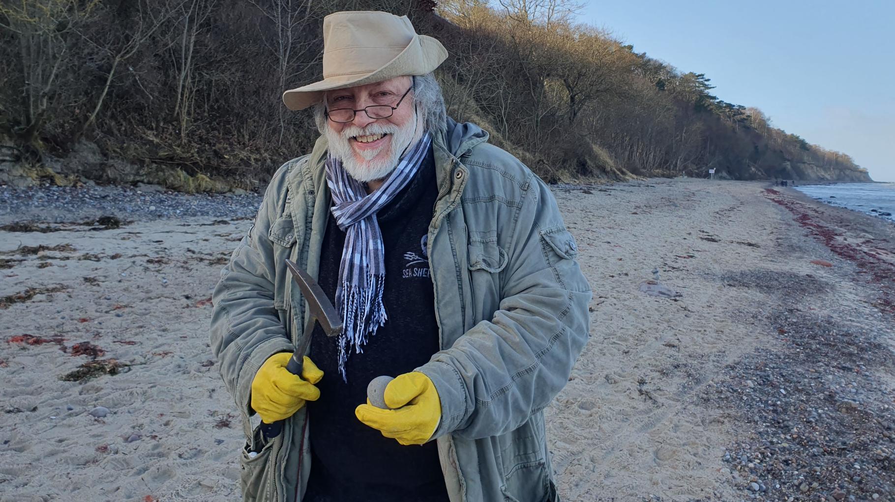Ostseesteine aus den Zeiten der Dinosaurier: Ronald Klafack zeigt Geologie am Strand