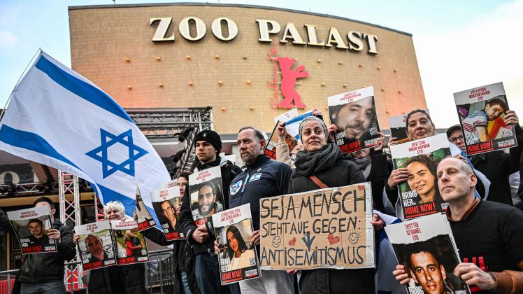  Juedische Filmschaffende demonstrieren vor dem Zoo Palast gegen die Berlinale-Gala ** NUR FUeR REDA