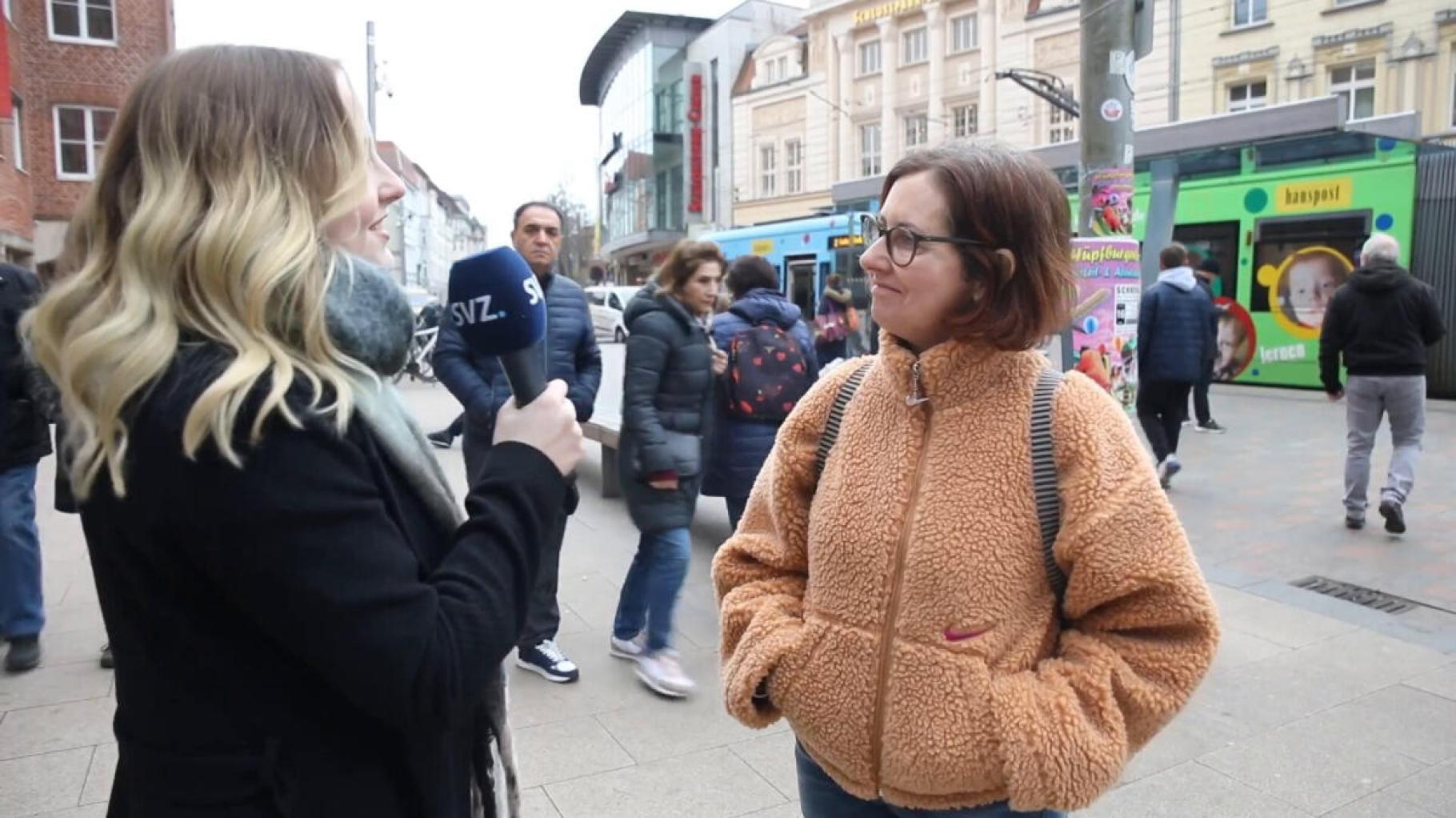 Straßenumfrage in Schwerin: Wie zufrieden sind Menschen mit ihrem Gehalt?