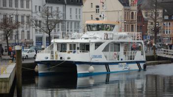 Der Katamaran „Liinsand“ liegt seit Anfang Februar an der Hafenspitze in Flensburg. Von hier aus verkehrt er ab 18. März 2024 bis zu drei Mal täglich als „FördeXpress“ zwischen Flensburg und Sonderburg.