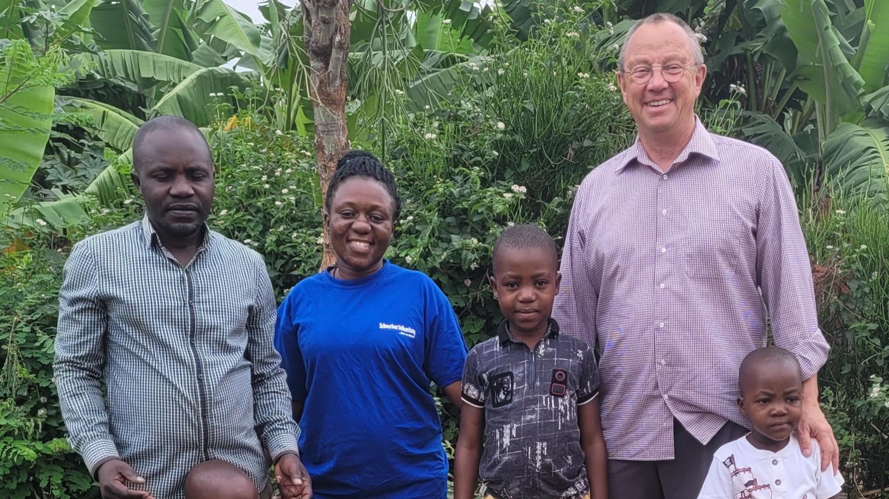 Wie Claus Oellerking aus Schwerin ehrenamtlich Menschen in Uganda hilft