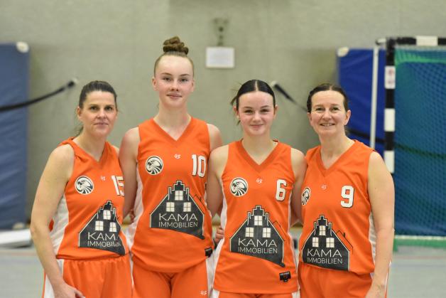 itzehoe-eagles-mutter-und-tochter-spielen-zusammen-basketball
