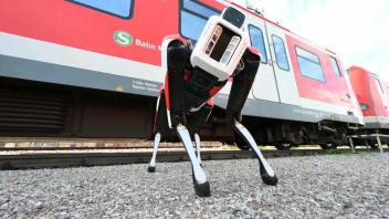 Robo-Hund soll Münchner S-Bahnen vor Sprayern schützen