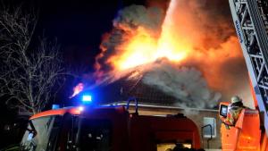 Feuerwehreinsatz in Flensburg-Tarup: Montagnacht brannte es in einem Einfamilienhaus.