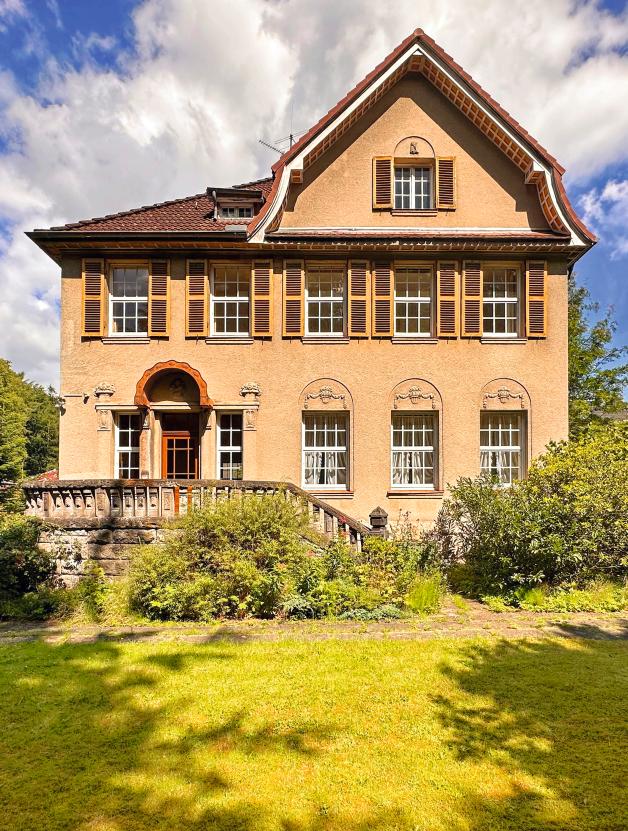 Errichtet wurde die denkmalgeschützte Jugendstilvilla von dem Architekten August Nissen im Auftrag eines Fruchthändlers.