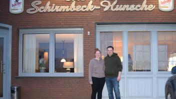Gemeinsam mit ihrem Lebensgefährten Patrick Göcking möchte die neue Chefin Lea Behrens die Tradition des Gasthauses Schirmbeck-Hunsche in Ohrbeck fortführen.