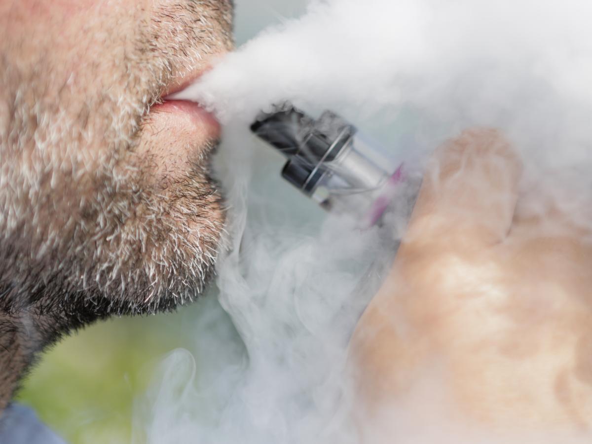 E-Zigaretten Boom: Studie zeigt gesundheitliche Risiken auf