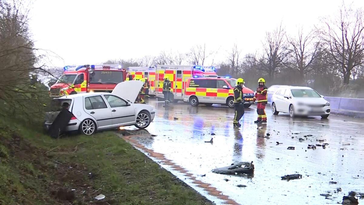 Schwerer Verkehrsunfall im Kreis Steinburg, 11 Verletzte nach Hagelschauer auf der A23