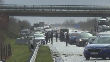 Ein Hagelschauer mit Starkregen hatte um kurz nach 13 Uhr auf der A31 zwischen Haren und Wesuwe zu drei Unfällen geführt, an denen acht Fahrzeuge beteiligt waren.