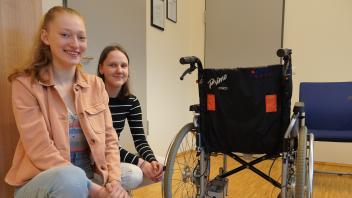 Mithilfe Künstlicher Intelligenz haben Lotte Luise Goldenstein (l.) und Finja Harms vom Gymnasium Papenburg ein Bremssystem für Rollstühle entwickelt. 