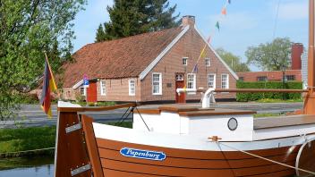 Eine beliebte Erkundungsmethode der Von-Veelen-Anlage sind die Bootstouren.
