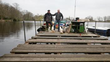 Ein erfahrenes Team und bestes Lärchenholz: Bootsverleiher Peter Latsch und sein Schwager renovieren den Bootssteg für die Sommersaison