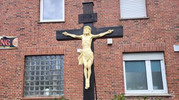 Vor zwei Jahren wurde die Jesus-Figur am Wegekreuz, in der Einheitsgemeinde Rhede, zerstört. Jetzt wurde sie wieder aufgehängt.