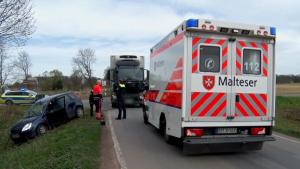Schwerer Unfall in Rieste: Autofahrerin kollidiert mit Lkw auf Maschortstraße