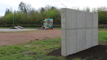 Die Betonwand auf der Fürstenauer Jugendfläche darf ab sofort für Graffiti-Kunst genutzt werden.