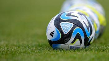 Ein Ball der Marke adidas Oceaunz Pro, Competition Ball liegt auf dem Rasen, offizieller Spielball, official Match Ball,