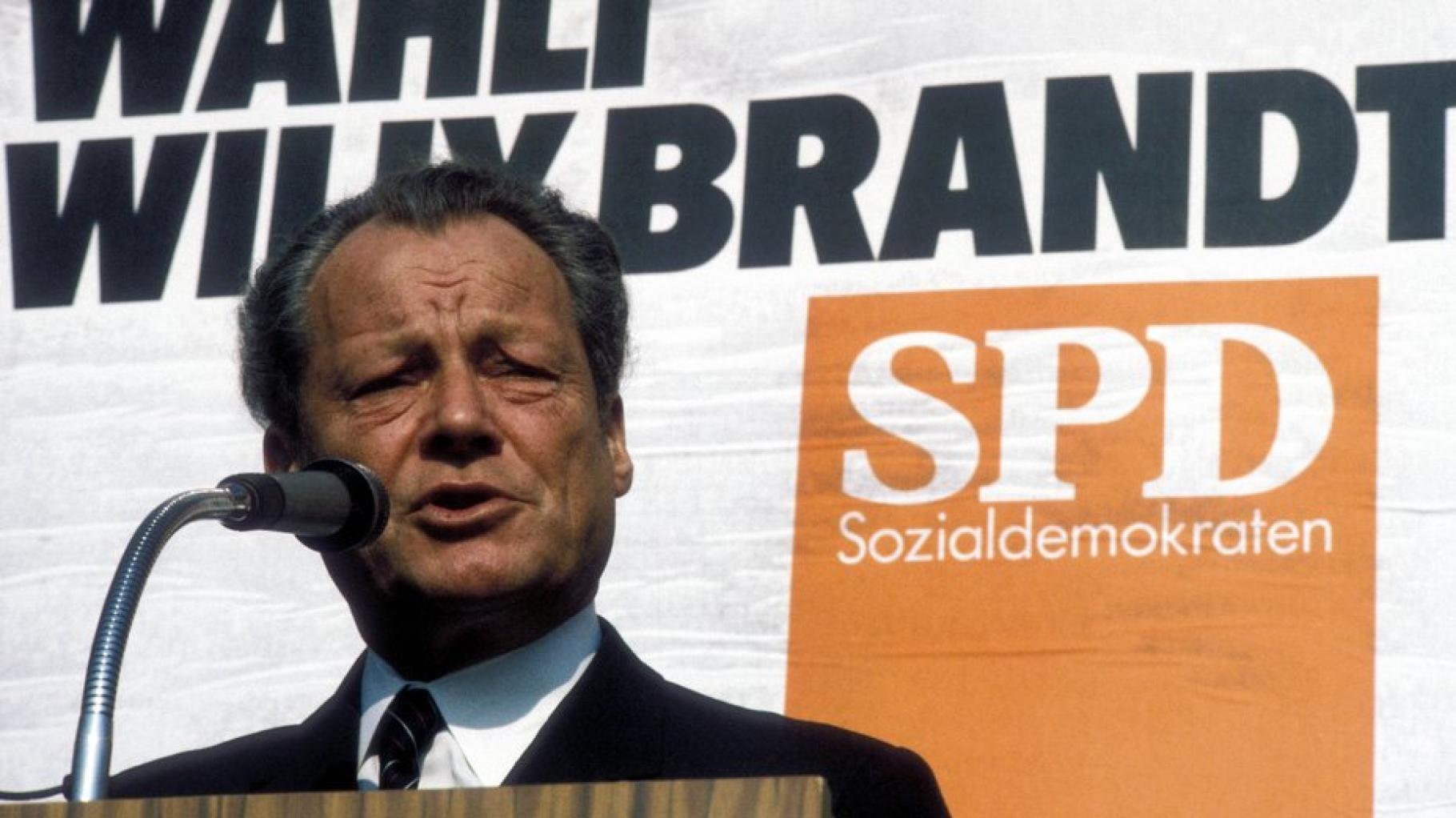 Lebensstationen von Willy Brandt im Rostocker Rathaus zu sehen