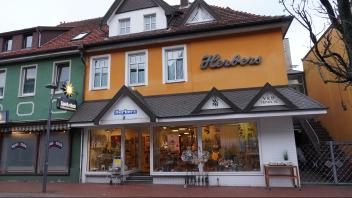 Spätestens im Sommer 2024 gehen bei Herbers Porzellan- und Haushaltswaren an der Bahnhofstraße in Haselünne die Lichter aus. Die Schließung nach 105 Jahren hat mehrere Gründe.