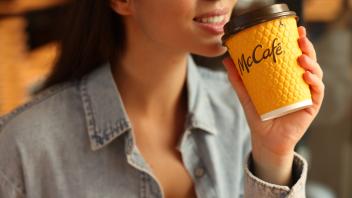 Eine Kundin verklagt die Betreiberin eines McDonalds-Restaurants in Niedersachsen, weil sich an einem Tee verbrüht hatte.