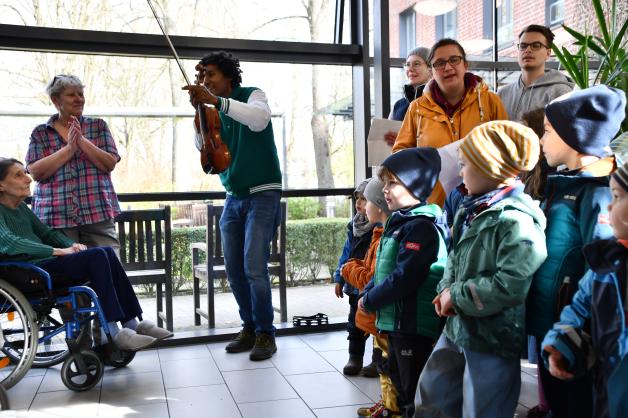 Bad Oldesloe: Waldkindergarten gab Konzert im Altenheim | SHZ