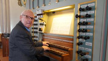 An seiner Orgel in der St. Vitus Kirche in Dörpen fühlt sich Hermann Nintemann wie Zuhause.