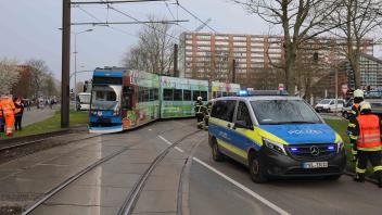 In Rostock-Lütten Klein stießen eine Straßenbahn und ein Lastwagen zusammen. Dabei entgleiste die Bahn. 