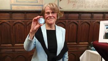 Stolz zeigt Heide Winkler ihre Auszeichnung. Für ihre außergewöhnlichen Verdienste für die Stadt Neumünster erhielt sie jetzt die Caspar-von-Saldern-Medaille.