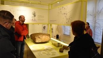 Die geladenen Gäste nahmen die neue Ausstellung im Sternberger Heimatmuseum in Augenschein.