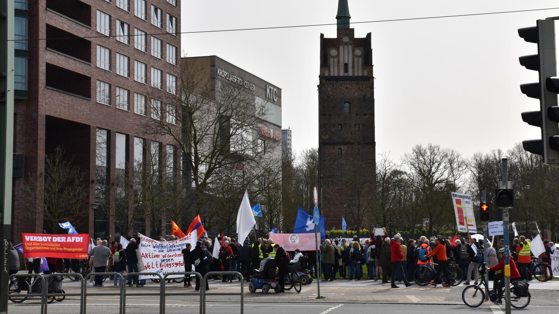 Rostocker demonstrieren beim Ostermarsch gegen Kriege