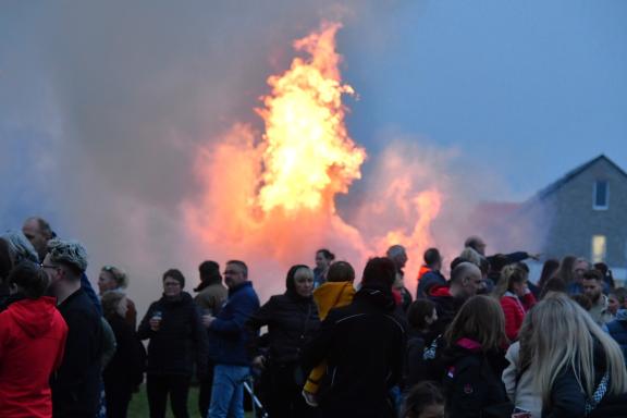 Osterfeuer 2024 in Bramsche mit Strandleuchten am Hasesee