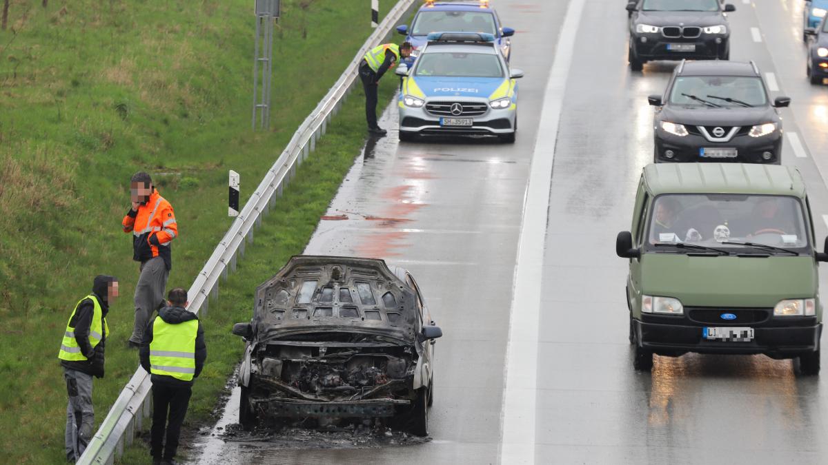 Qualm Auf Der A7 Fahrzeug Brennt Auf Autobahn Bei Großenaspe Shz 4803