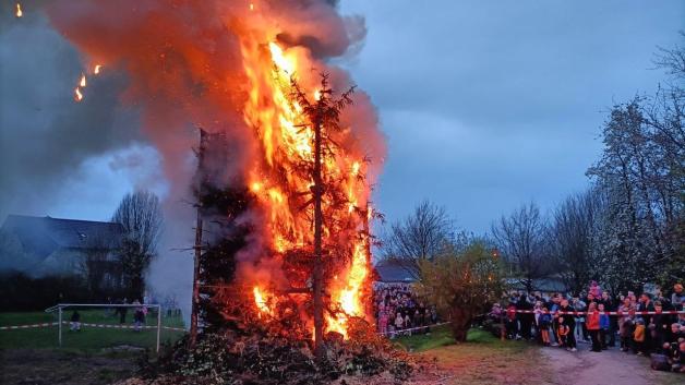 Das Osterfeuer in Lintorf wird am Vortag von ehrenamtlichen Helfern zu einem Turm aufgetürmt.